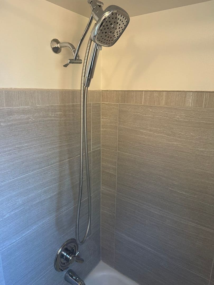 Vancouver Apartment: 1110-1112 NW 41st Street