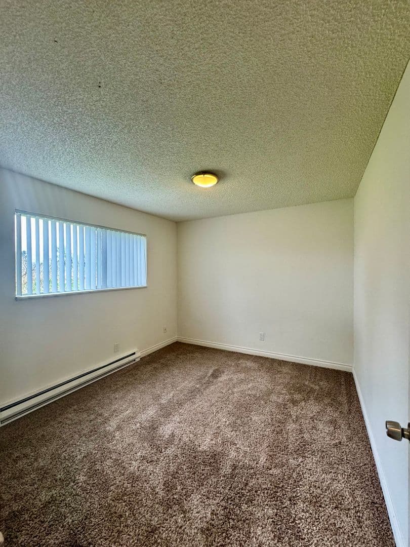 Longview Apartment: 944 33 Avenue