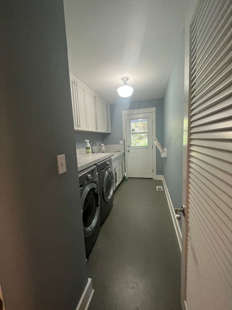 Vancouver House: 601 Rhododendron Drive