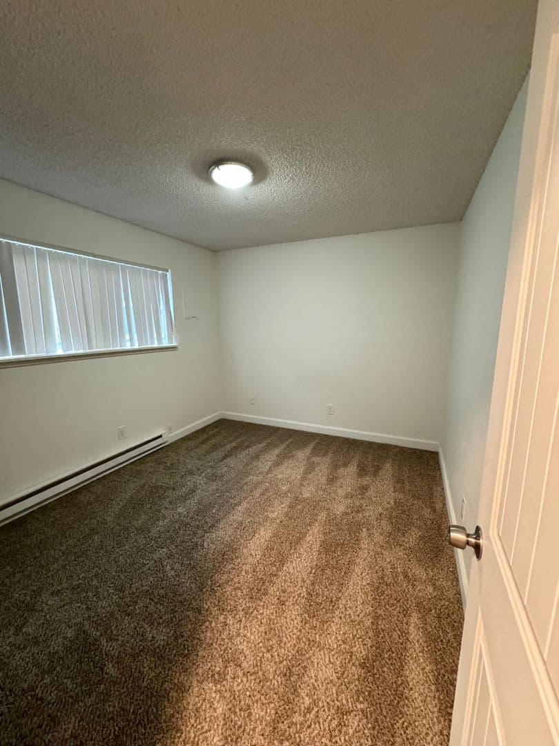 Longview Apartment: 944 33 Avenue