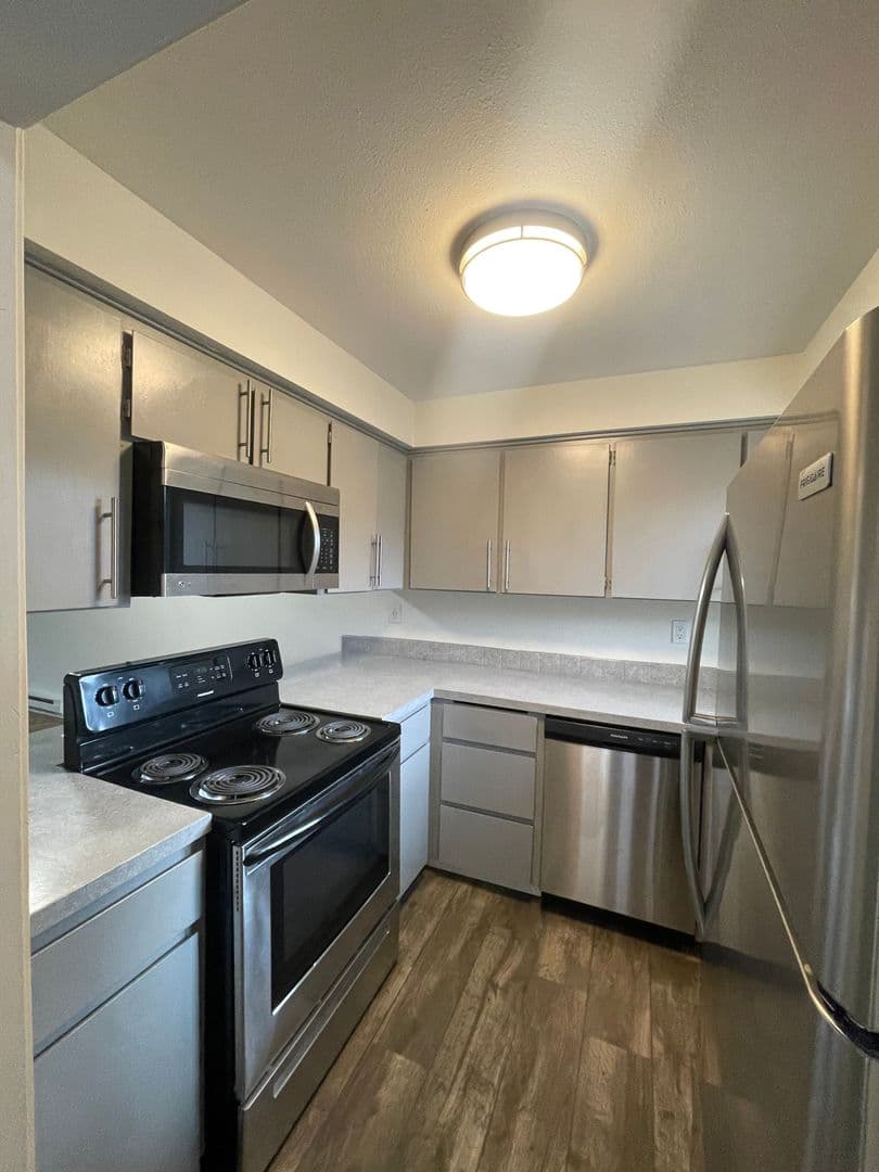 Longview Apartment: 1940 33 Avenue