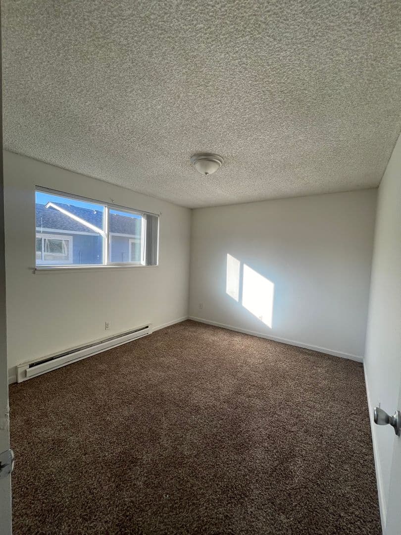 Longview Apartment: 944 33 Avenue-24