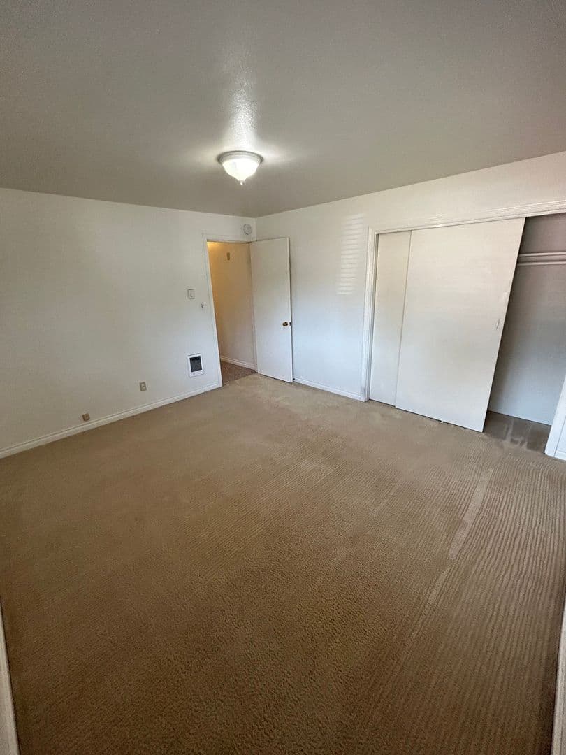 Vancouver Apartment: 1110-1112 NW 41st Street