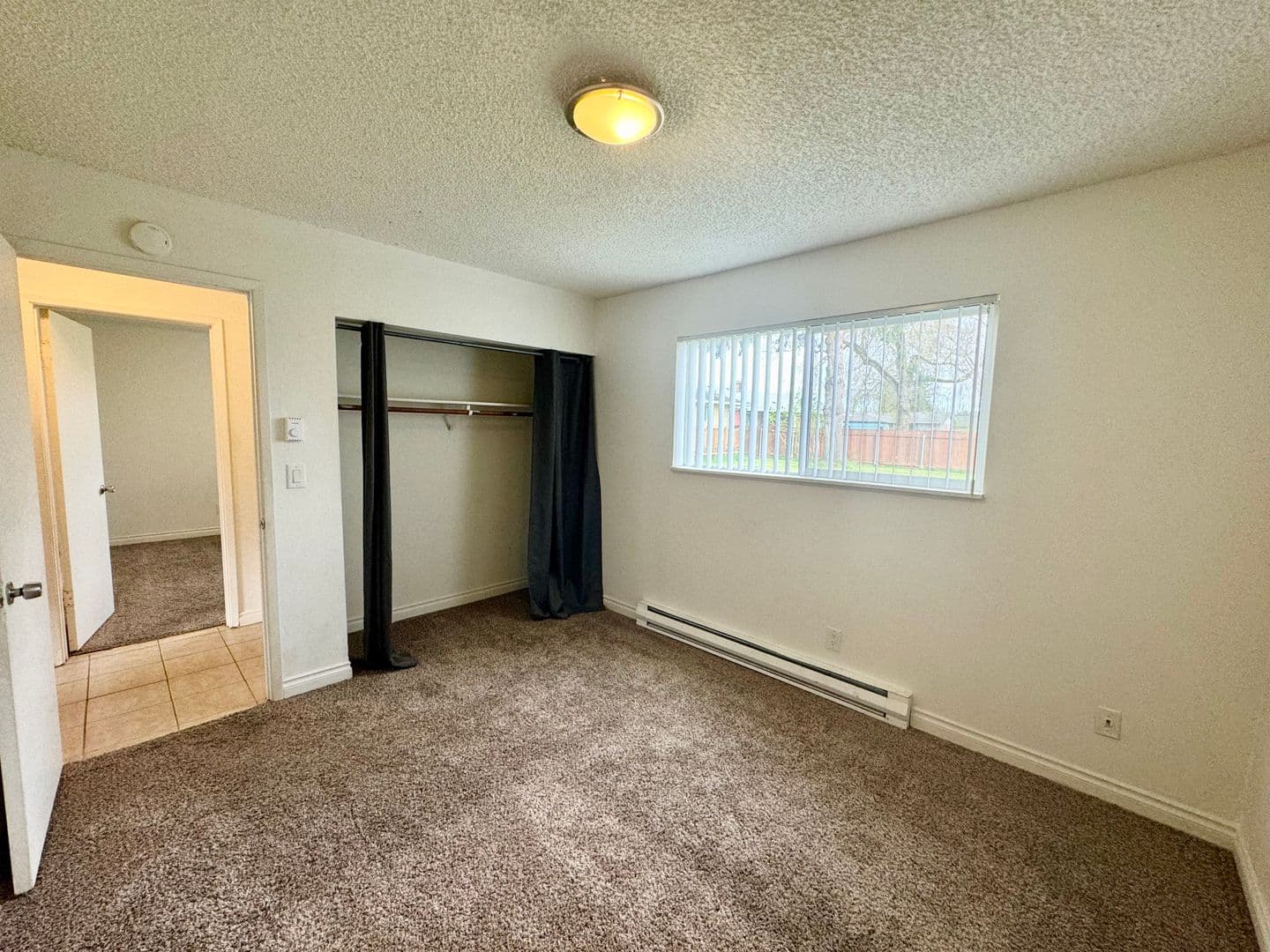 Longview Apartment: 944 33 Avenue