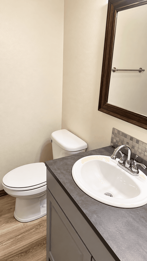 Longview Apartment: 1955 33 Avenue