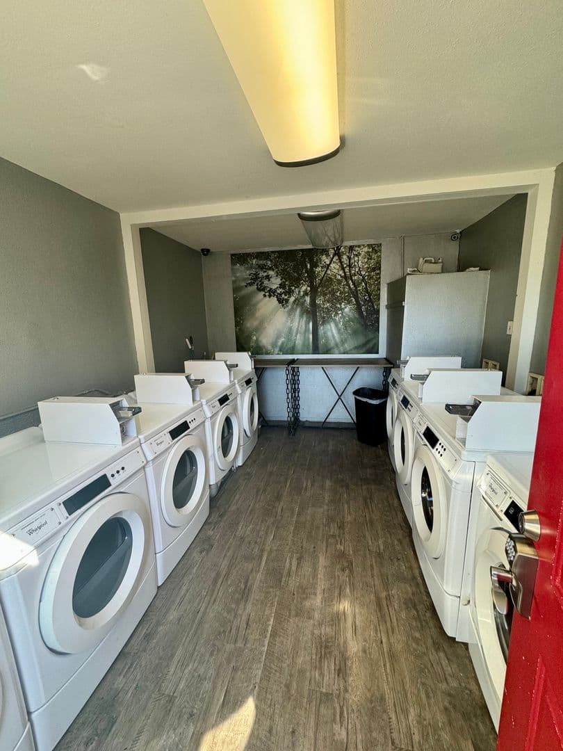 Longview Apartment: 944 33 Avenue