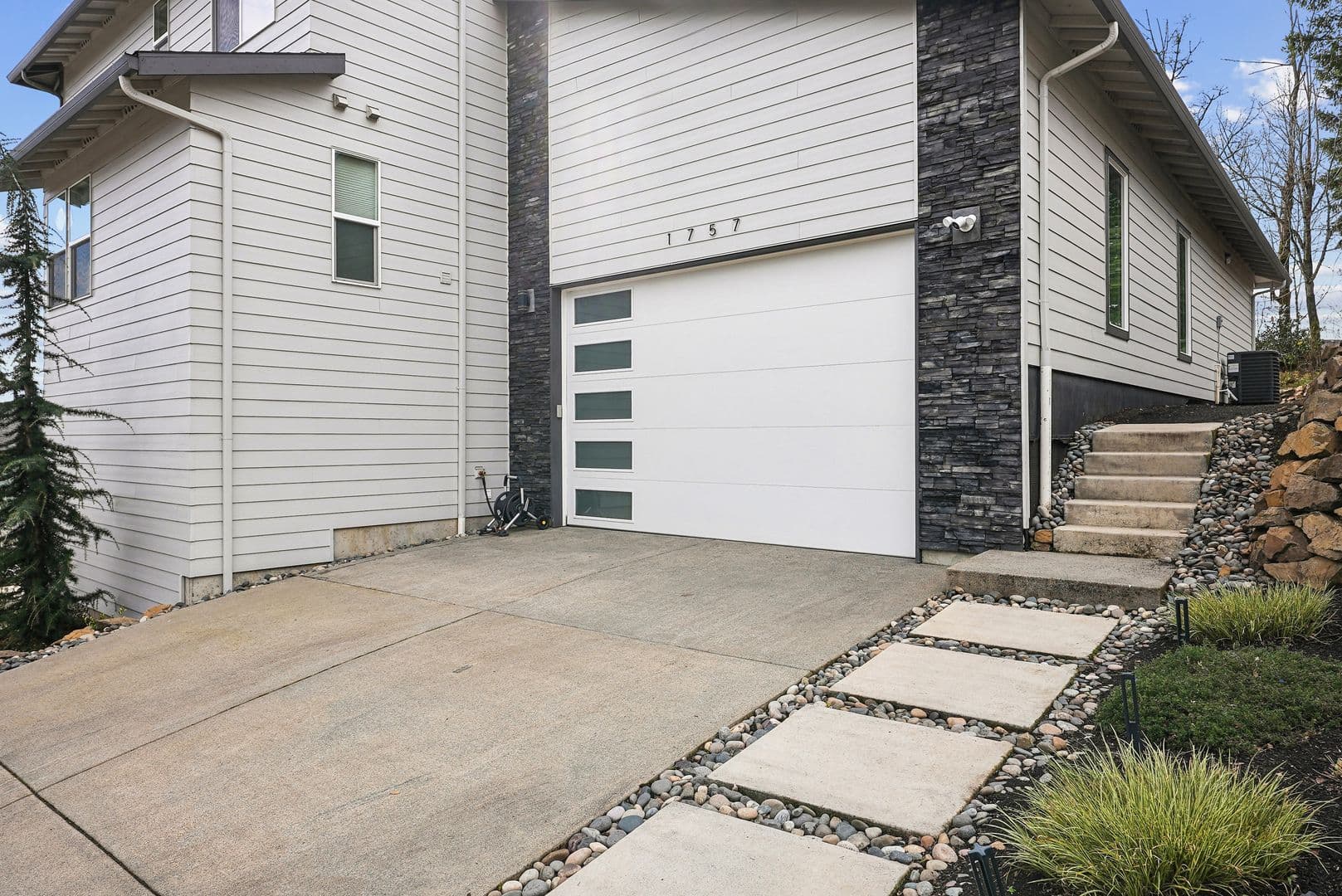 Washougal House: 1757 N Columbia Ridge Way