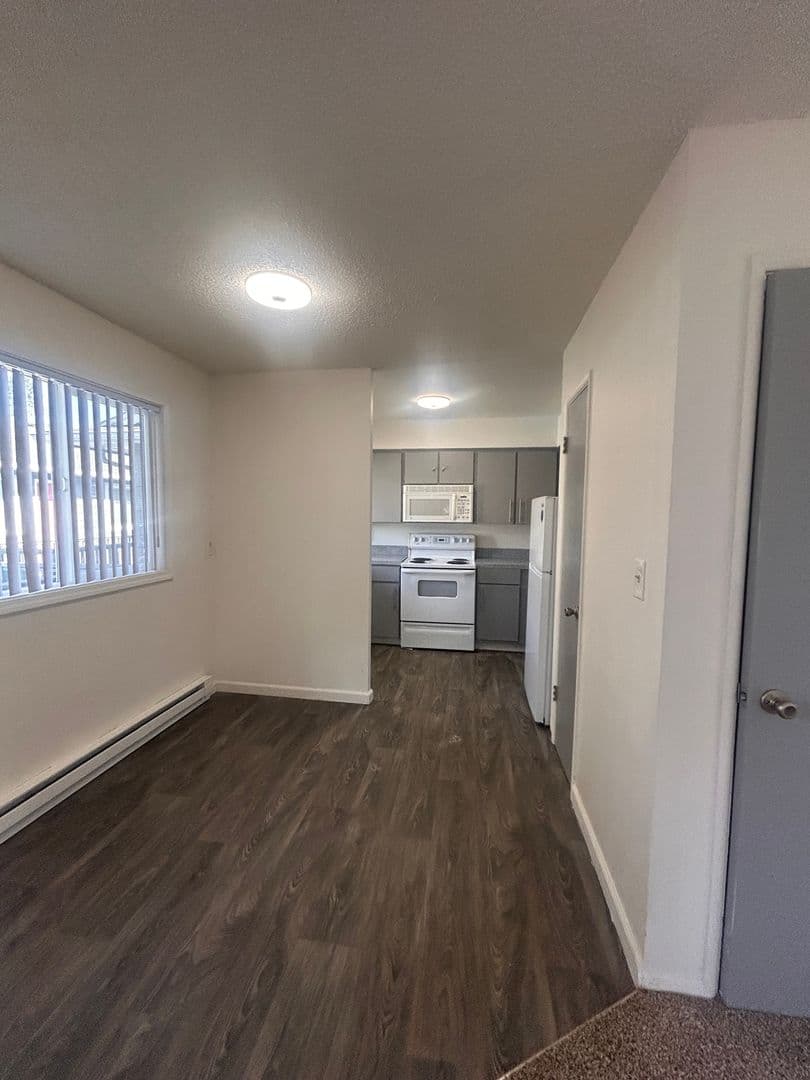 Longview Apartment: 1940 33 Avenue - 07