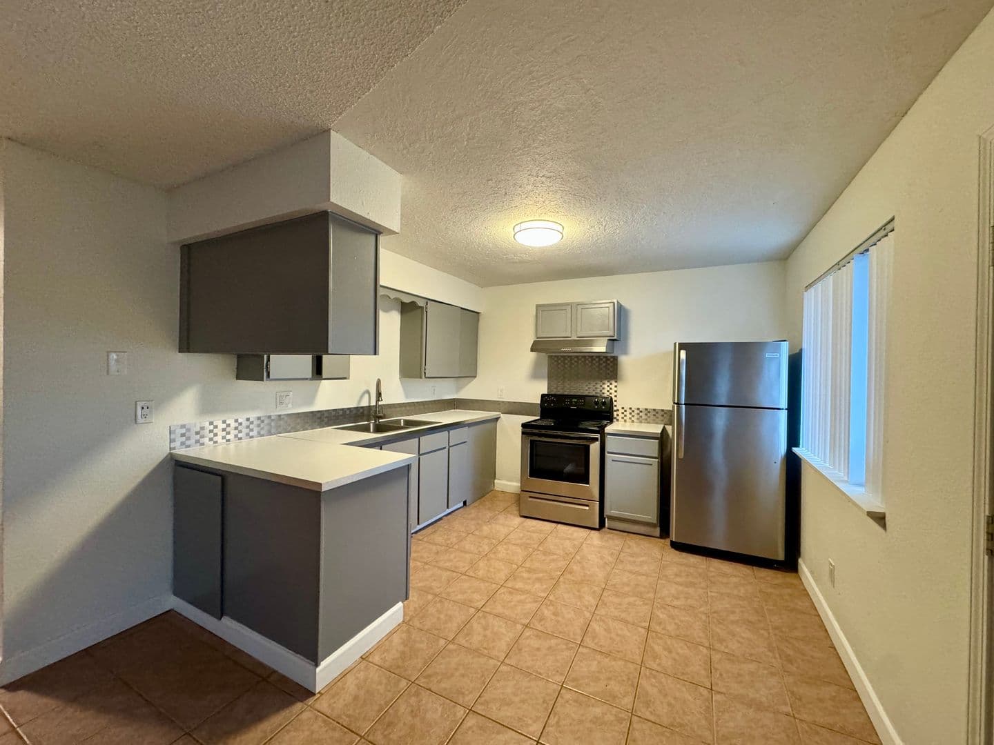 Longview Apartment: 944 33 Avenue