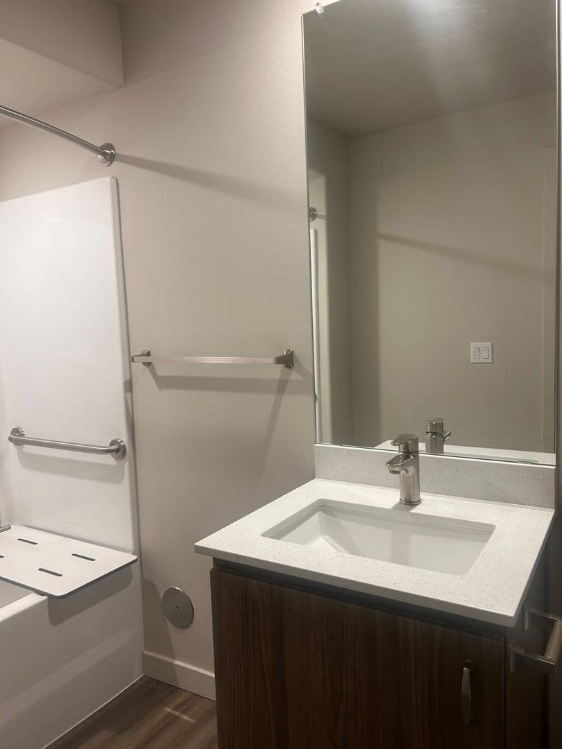 Vancouver Apartment: 404 NE 117 Avenue #102