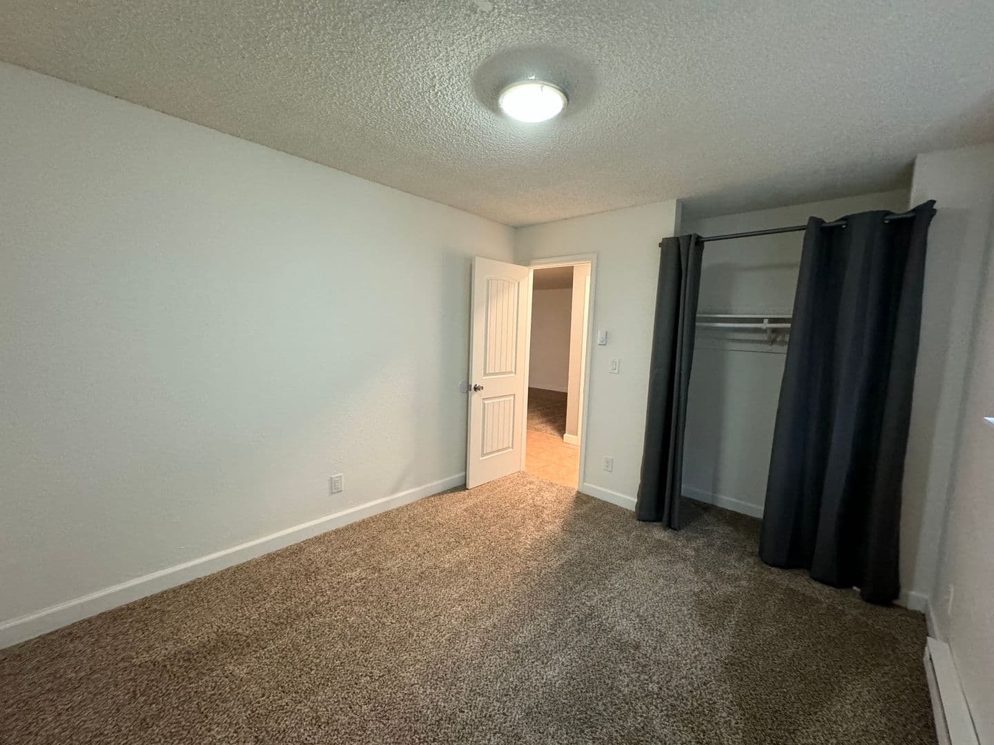 Longview Apartment: 944 33 Avenue