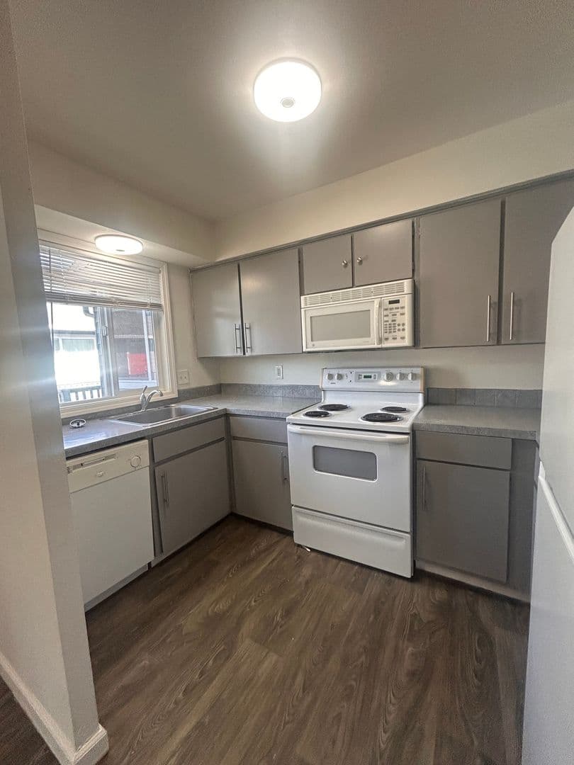 Longview Apartment: 1940 33 Avenue
