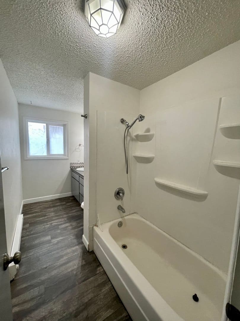 Longview Apartment: 1960 33 Avenue - 10