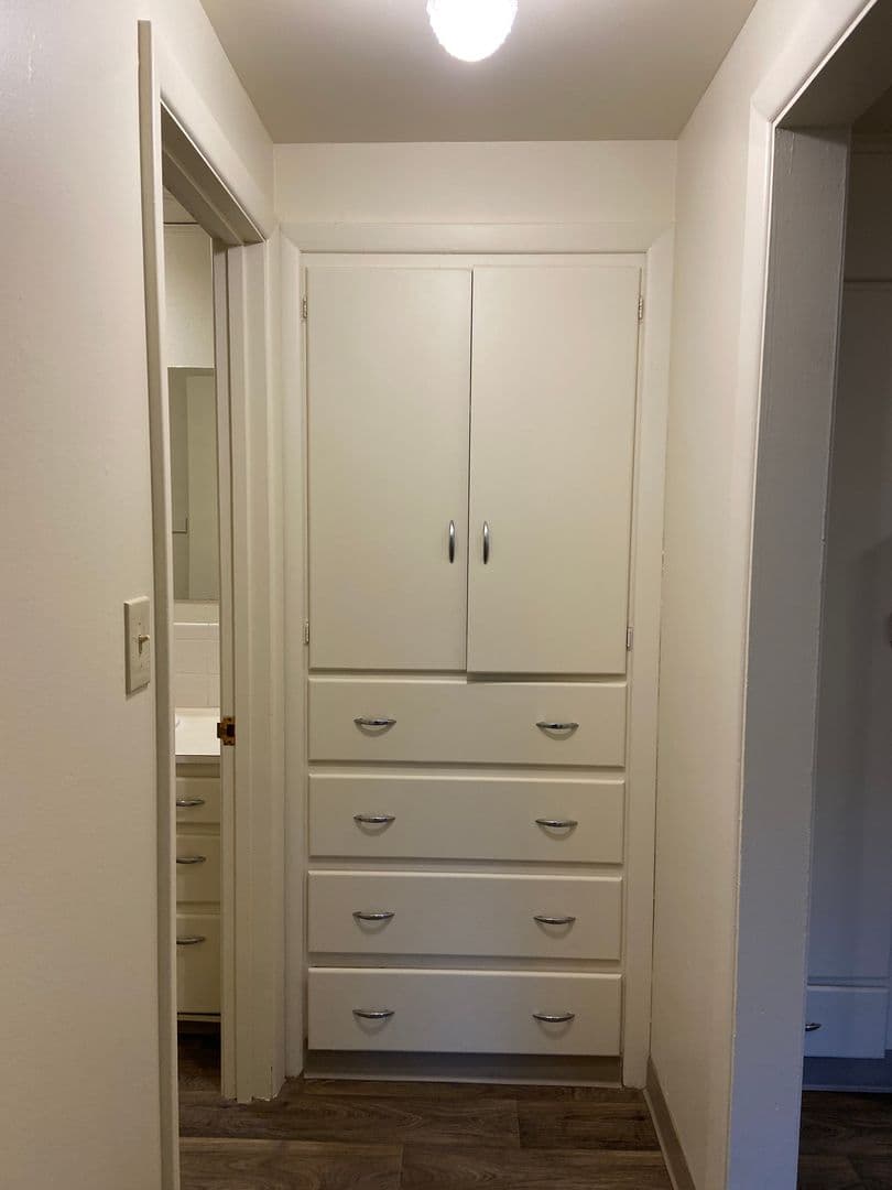 Longview Apartment: 1944 Hudson Street