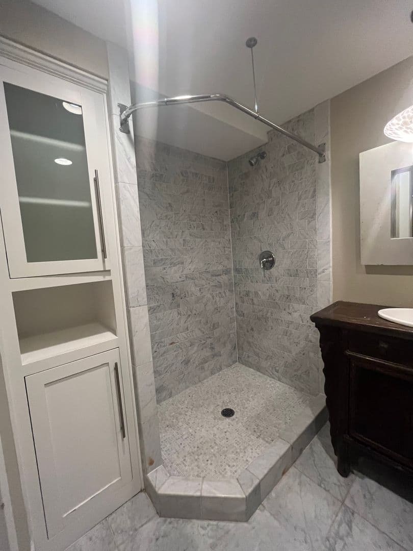 Vancouver House: 601 Rhododendron Drive