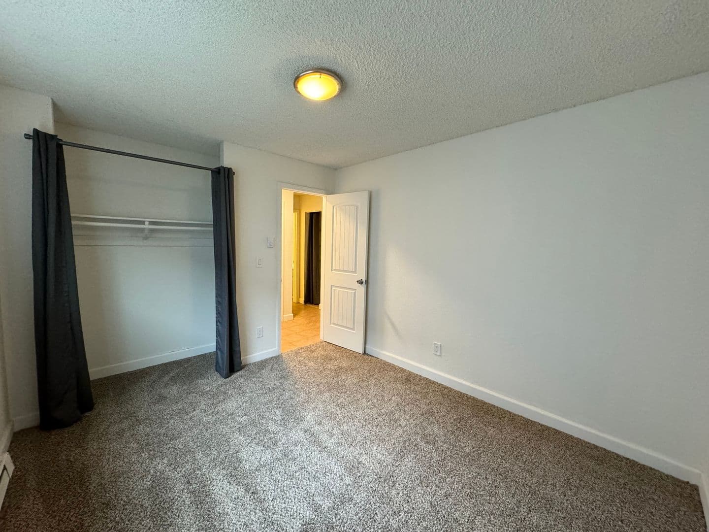 Longview Apartment: 944 33 Avenue
