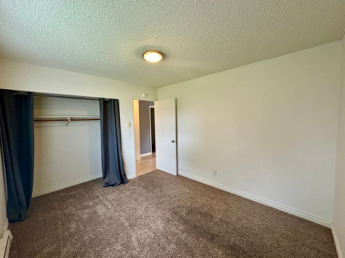 Longview Apartment: 944 33 Avenue