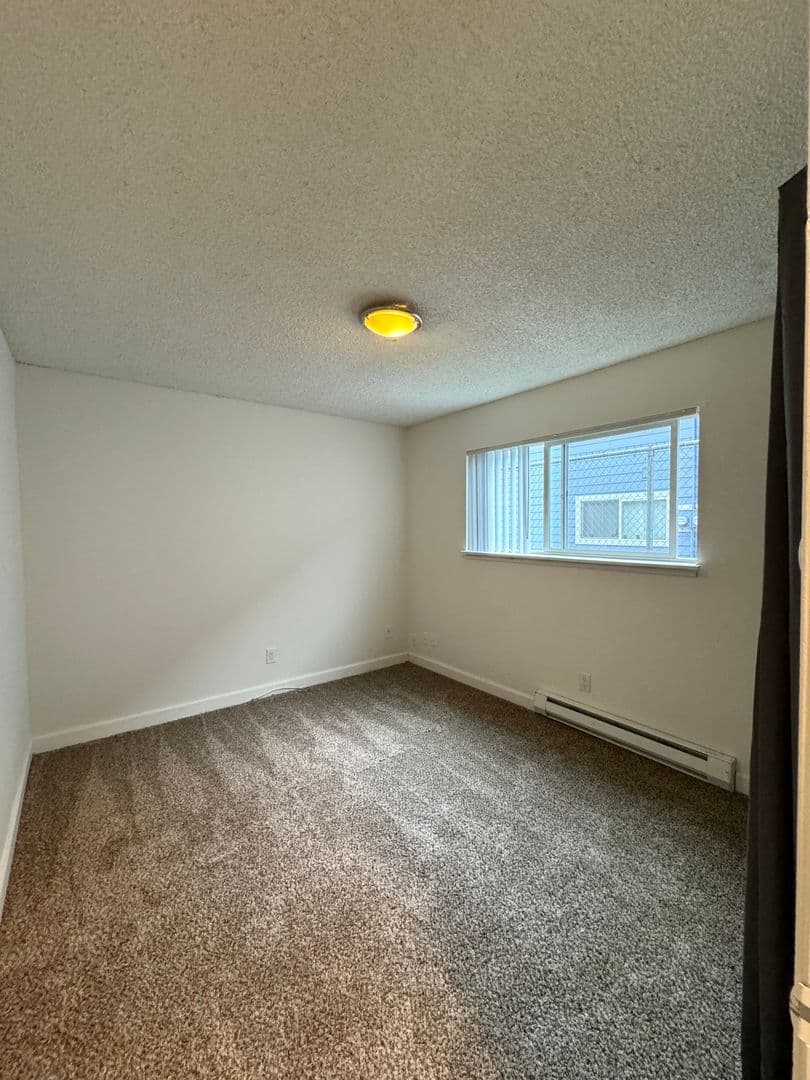 Longview Apartment: 944 33 Avenue