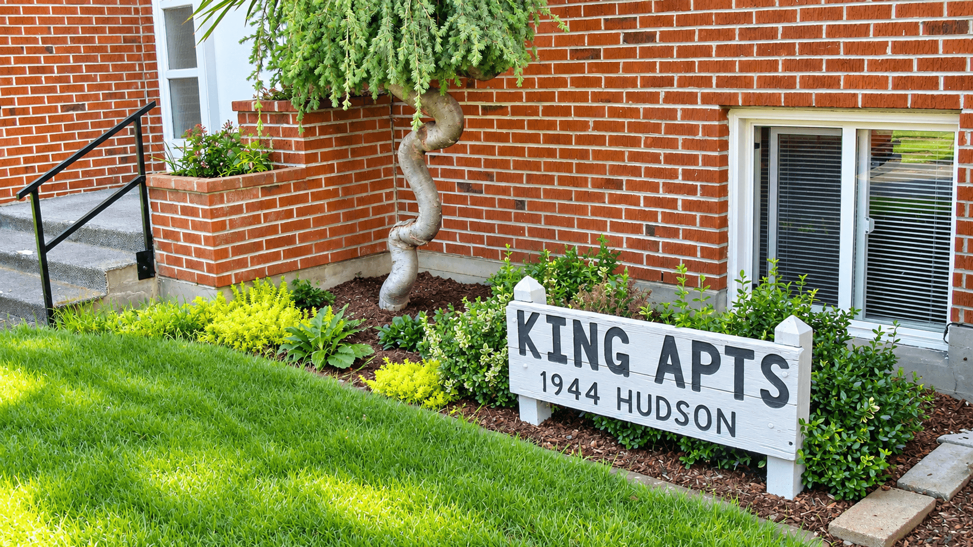 Longview Apartment: 1944 Hudson Street