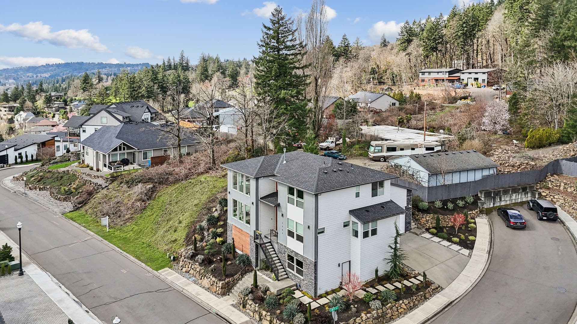 Washougal House: 1757 N Columbia Ridge Way