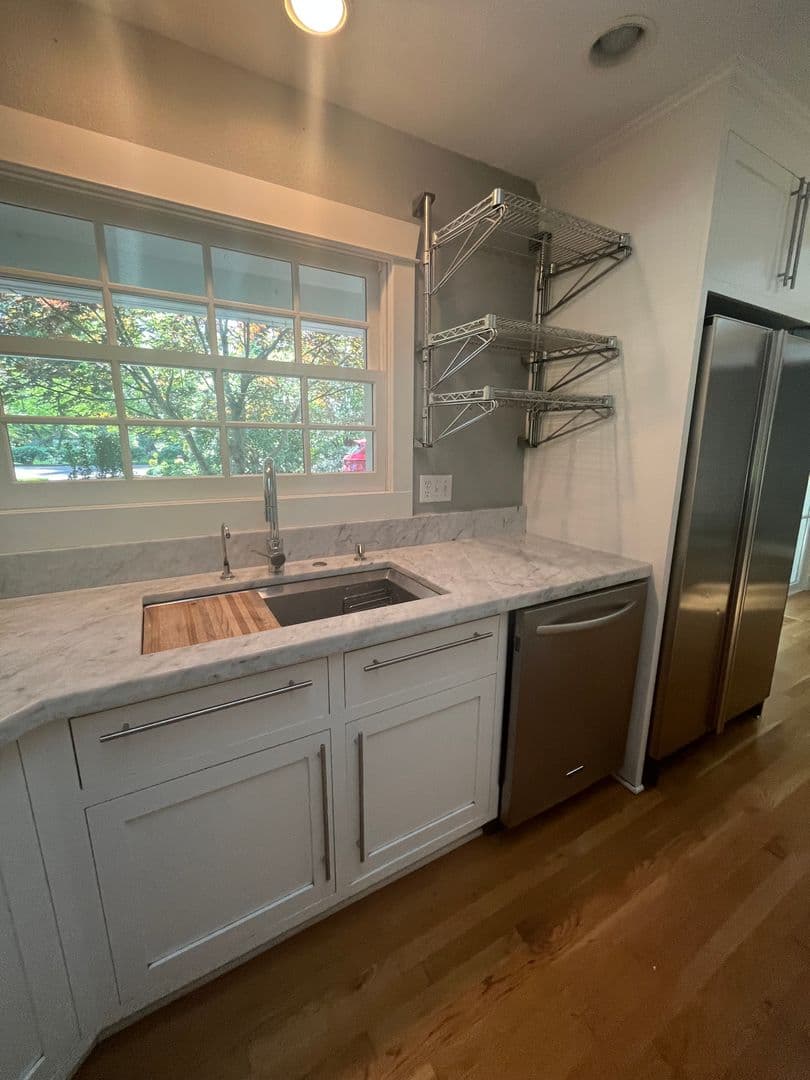 Vancouver House: 601 Rhododendron Drive