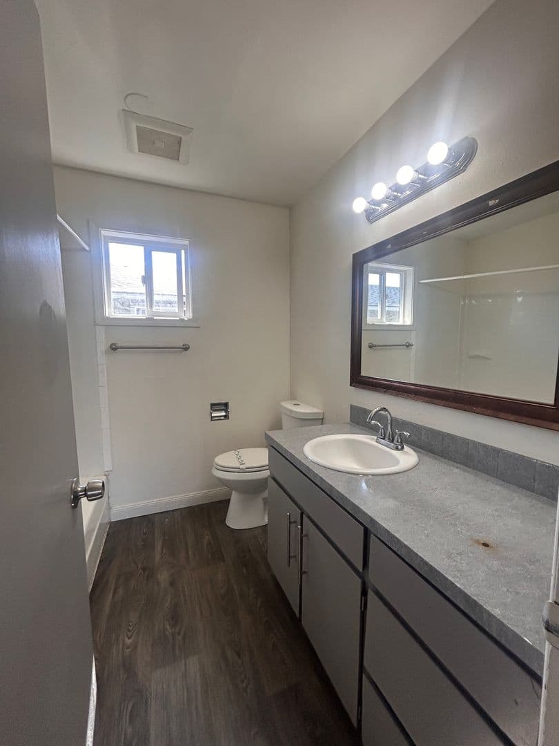 Longview Apartment: 1940 33 Avenue - 07