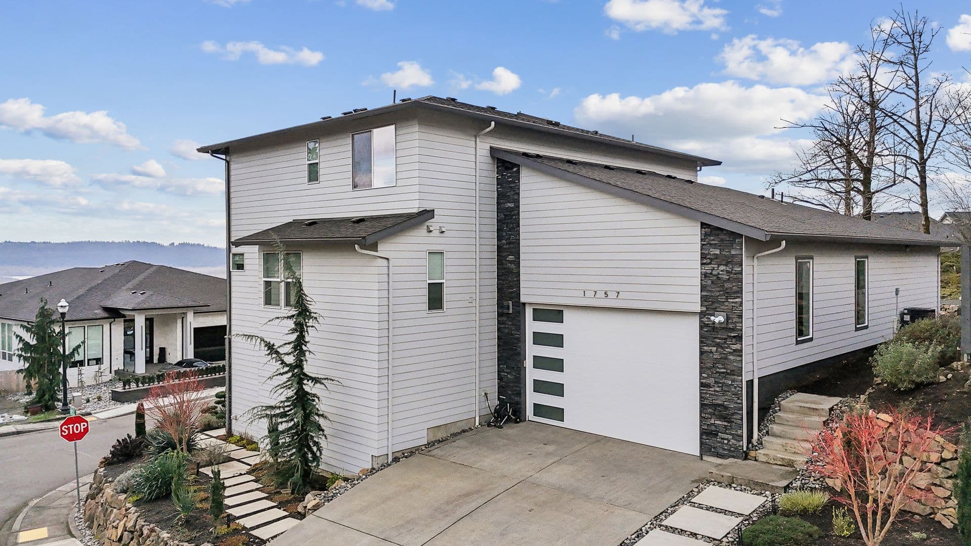 Washougal House: 1757 N Columbia Ridge Way