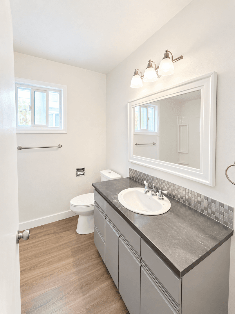 Longview Apartment: 1940 33 Avenue - 07
