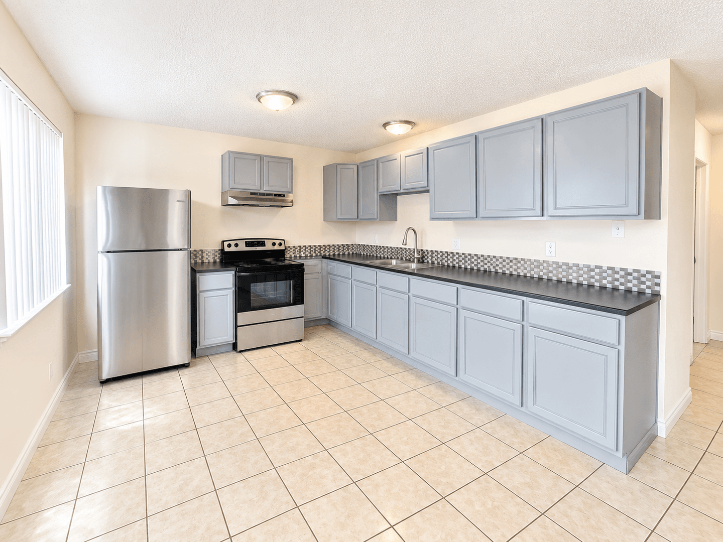 Longview Apartment: 944 33 Avenue