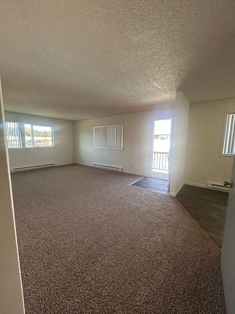 Longview Apartment: 1940 33 Avenue - 07