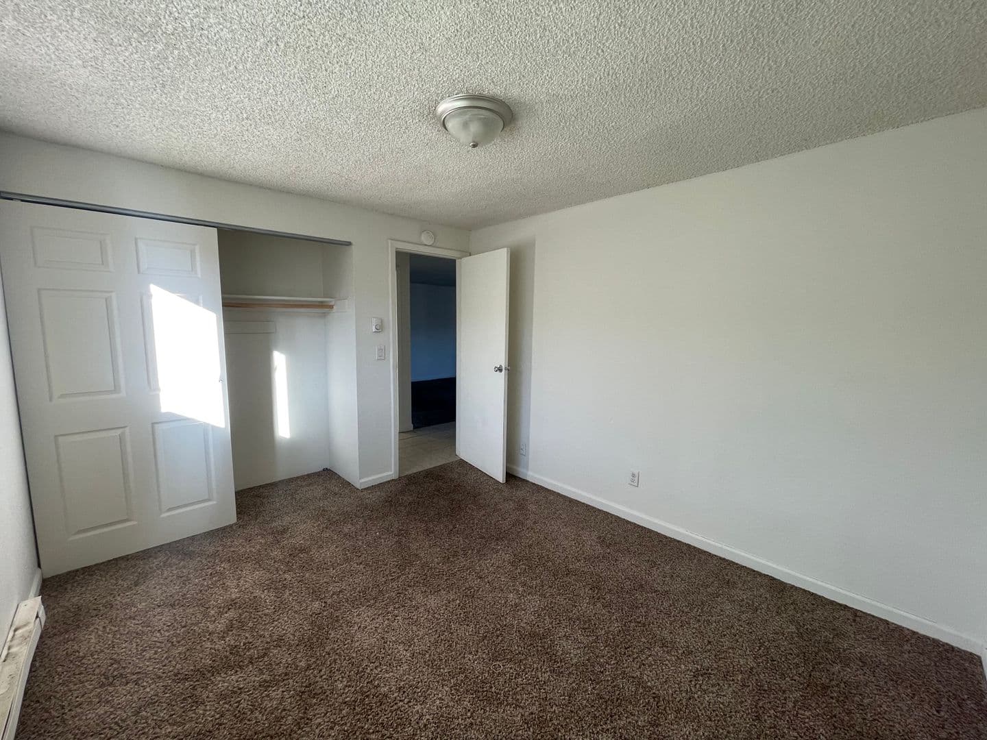 Longview Apartment: 944 33 Avenue