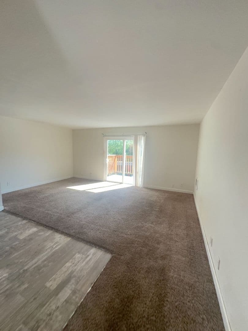 Longview Apartment: 1950 33 Avenue - 11