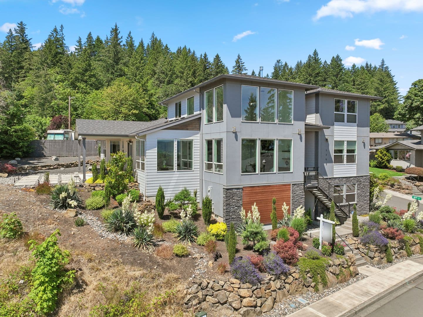 Washougal House: 1757 N Columbia Ridge Way