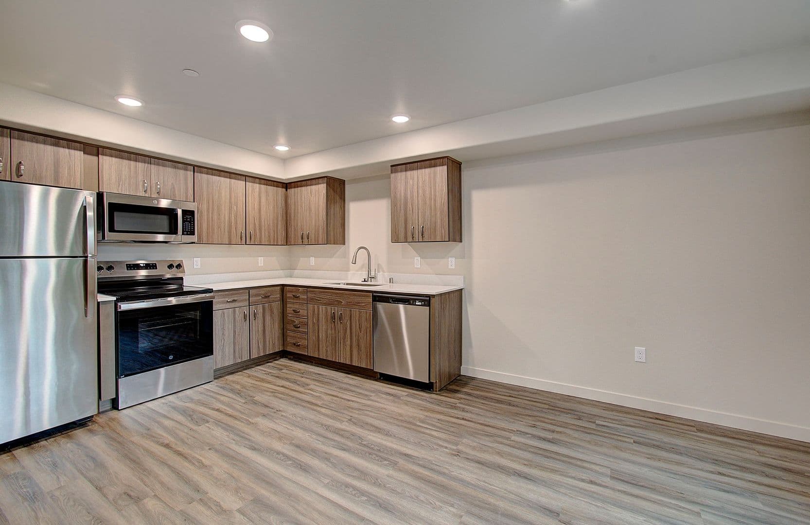 Vancouver Apartment: 404 NE 117 Avenue #101