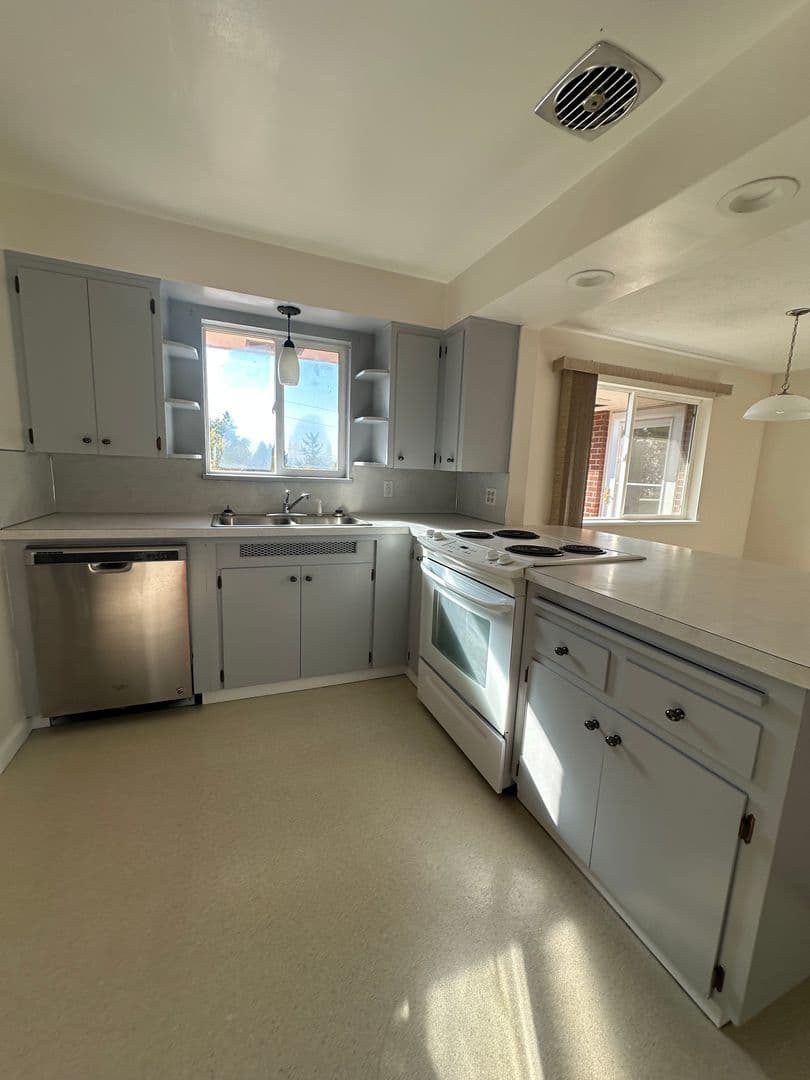 Vancouver Apartment: 1110-1112 NW 41st Street