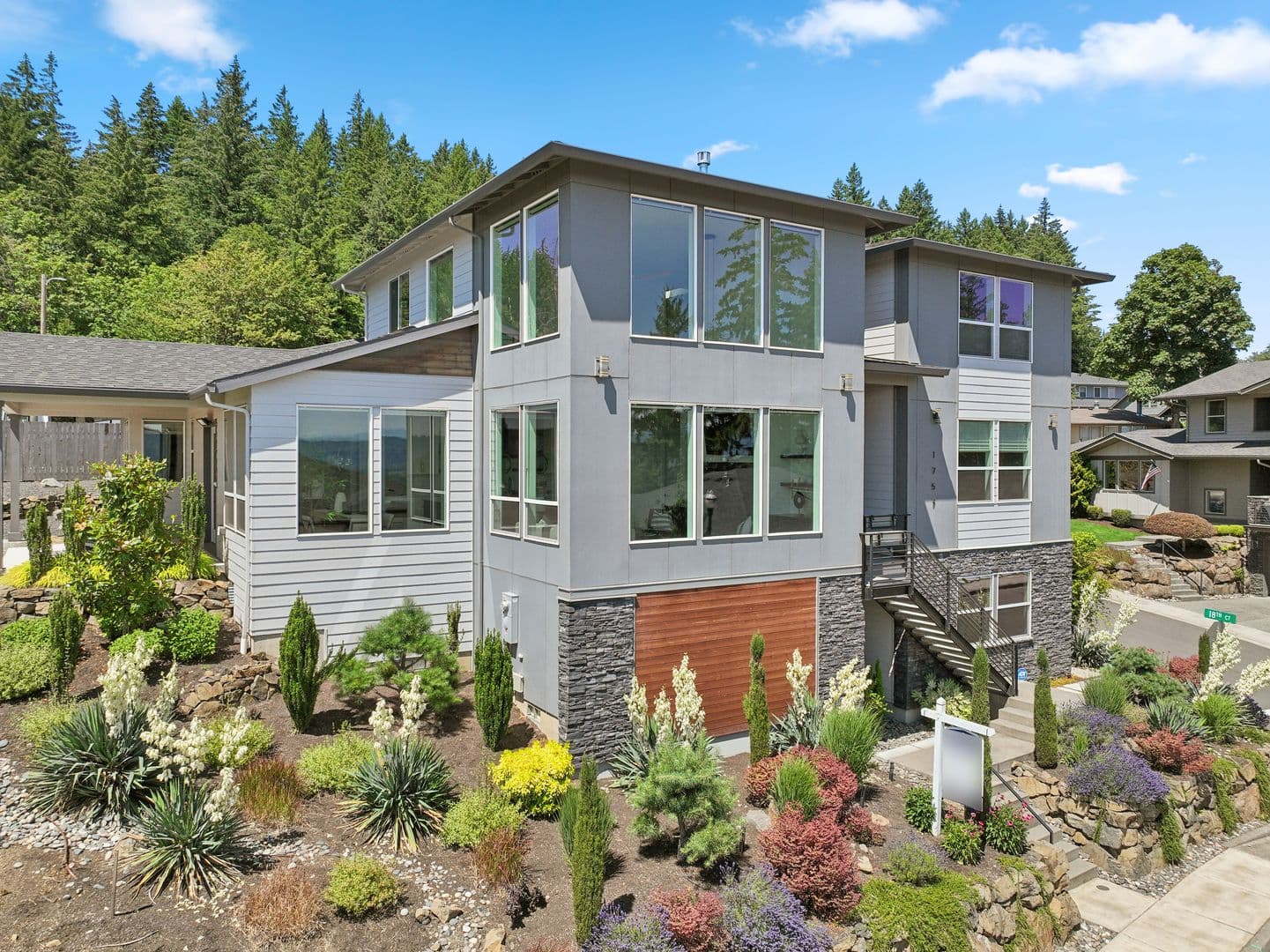 Washougal House: 1757 N Columbia Ridge Way