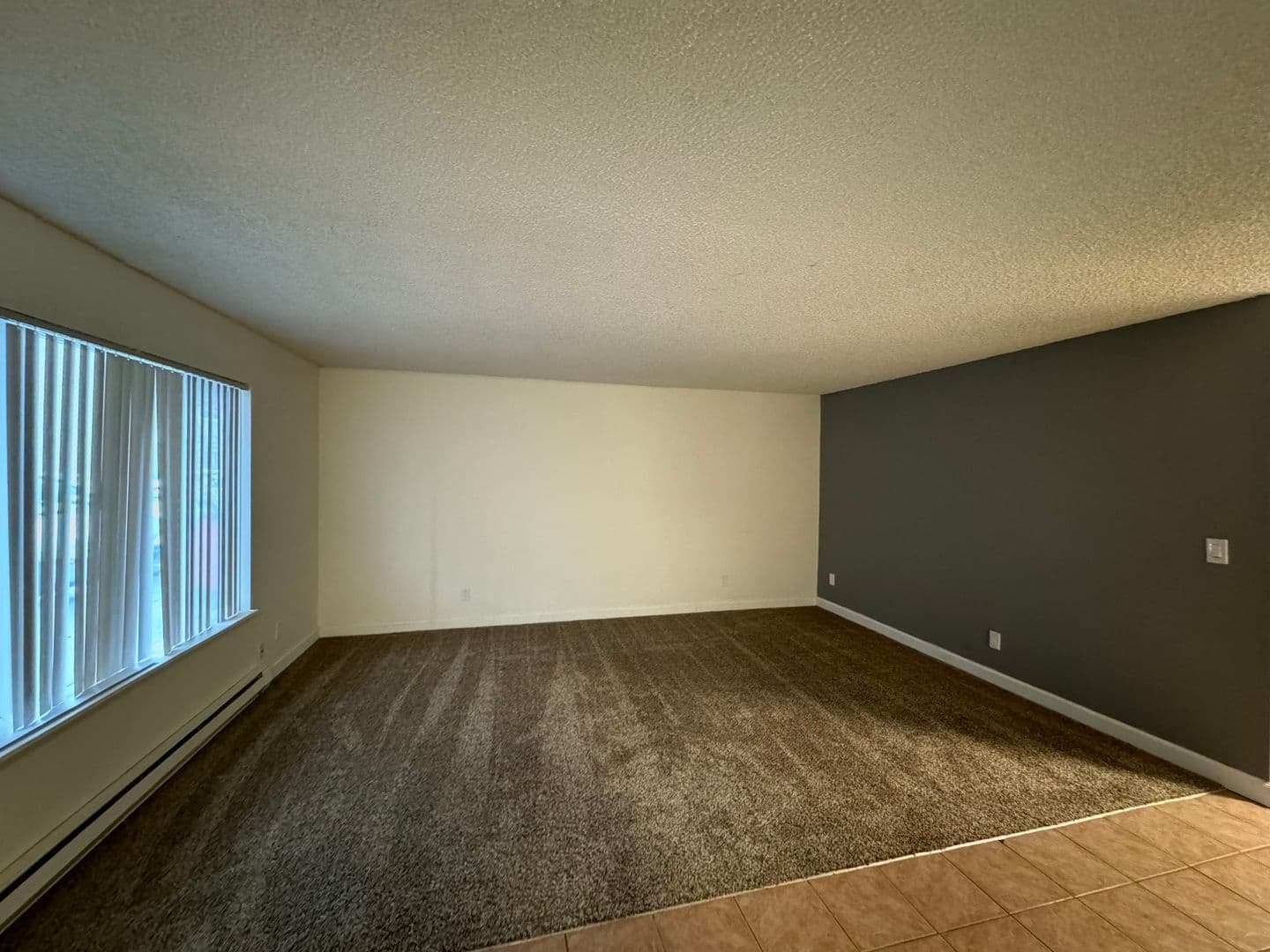 Longview Apartment: 944 33 Avenue
