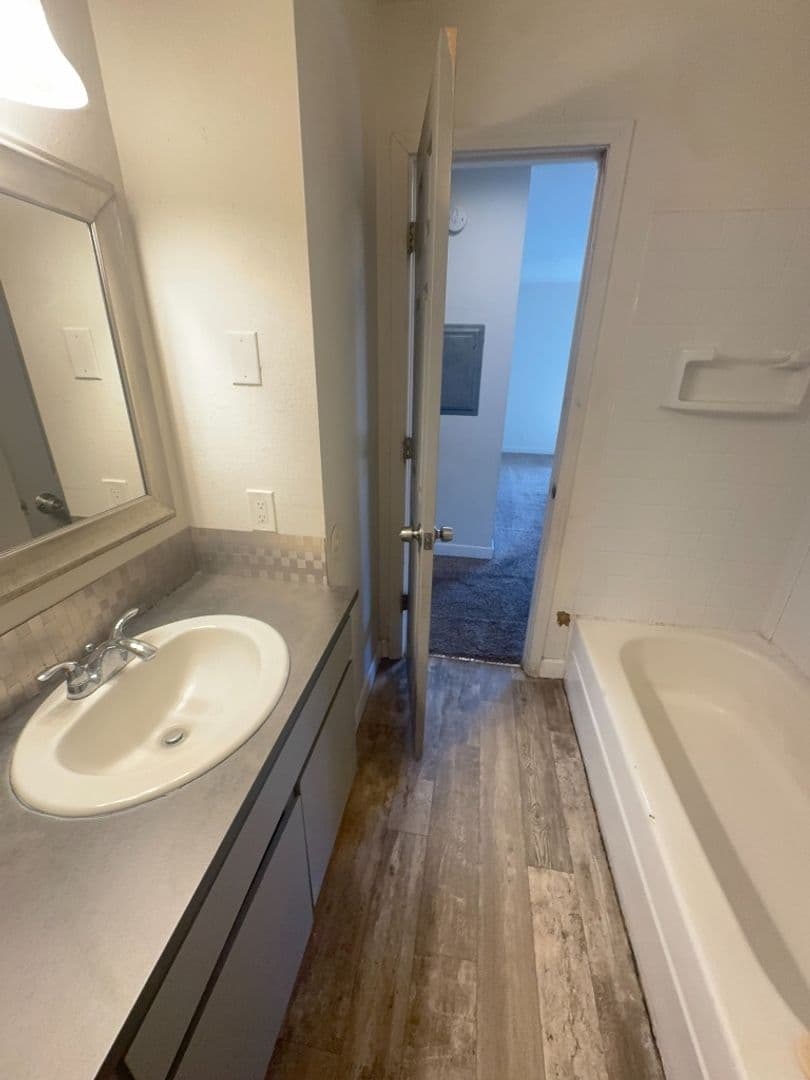 Longview Apartment: 1950 33 Avenue - 11