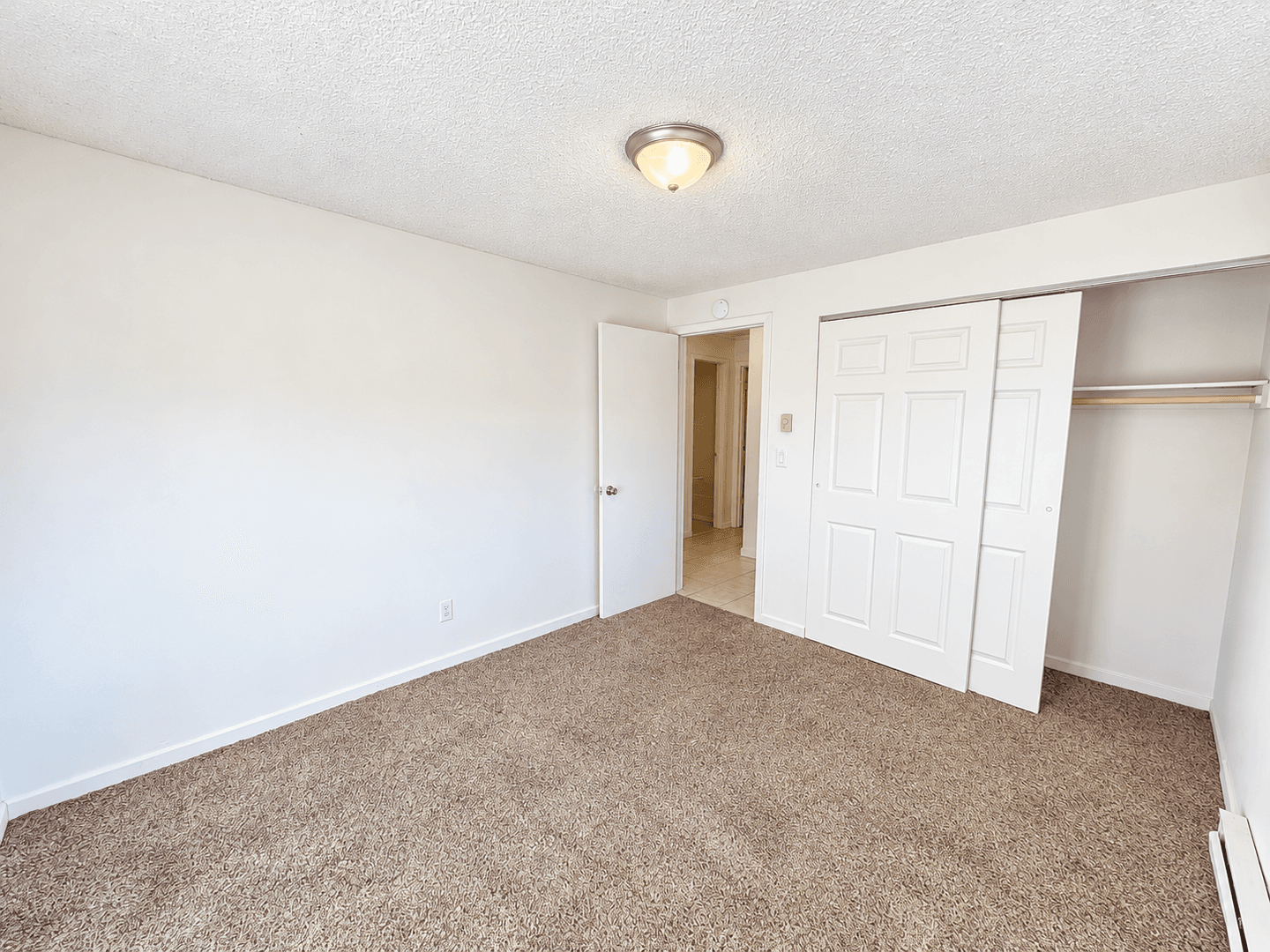 Longview Apartment: 944 33 Avenue