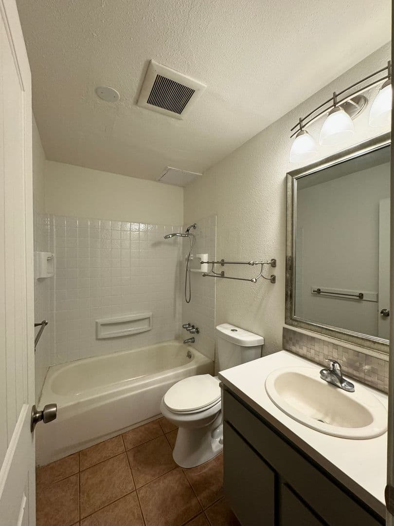 Longview Apartment: 944 33 Avenue
