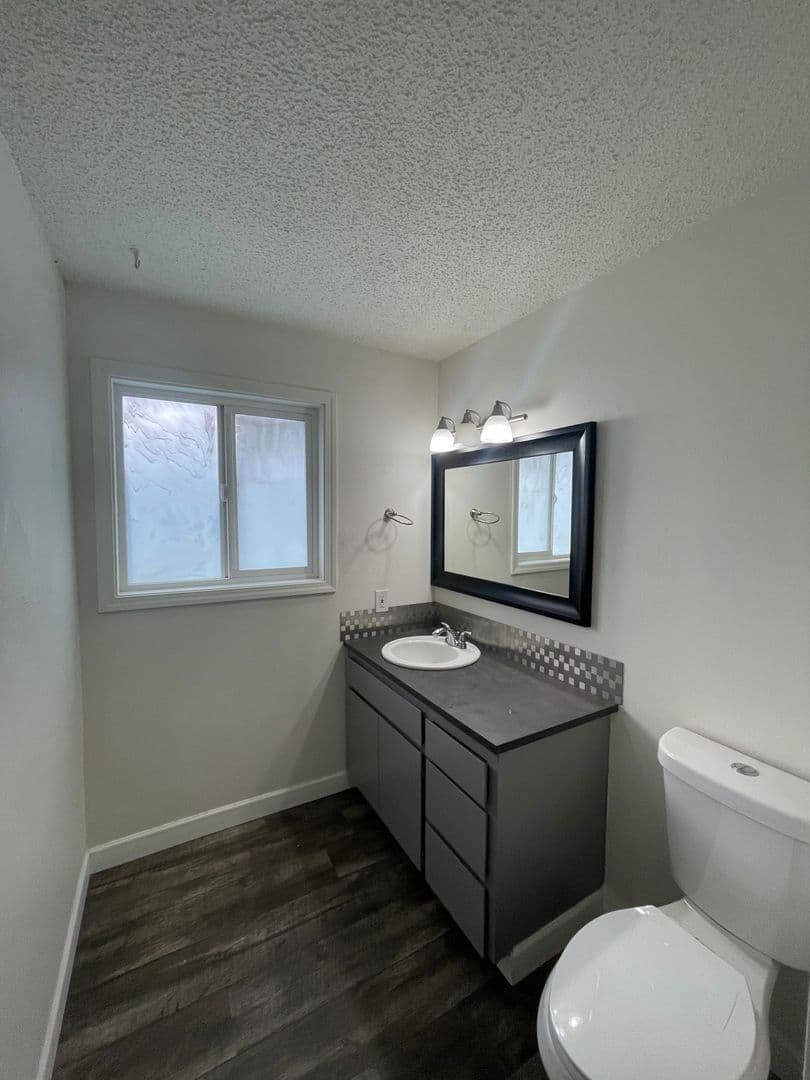 Longview Apartment: 1940 33 Avenue