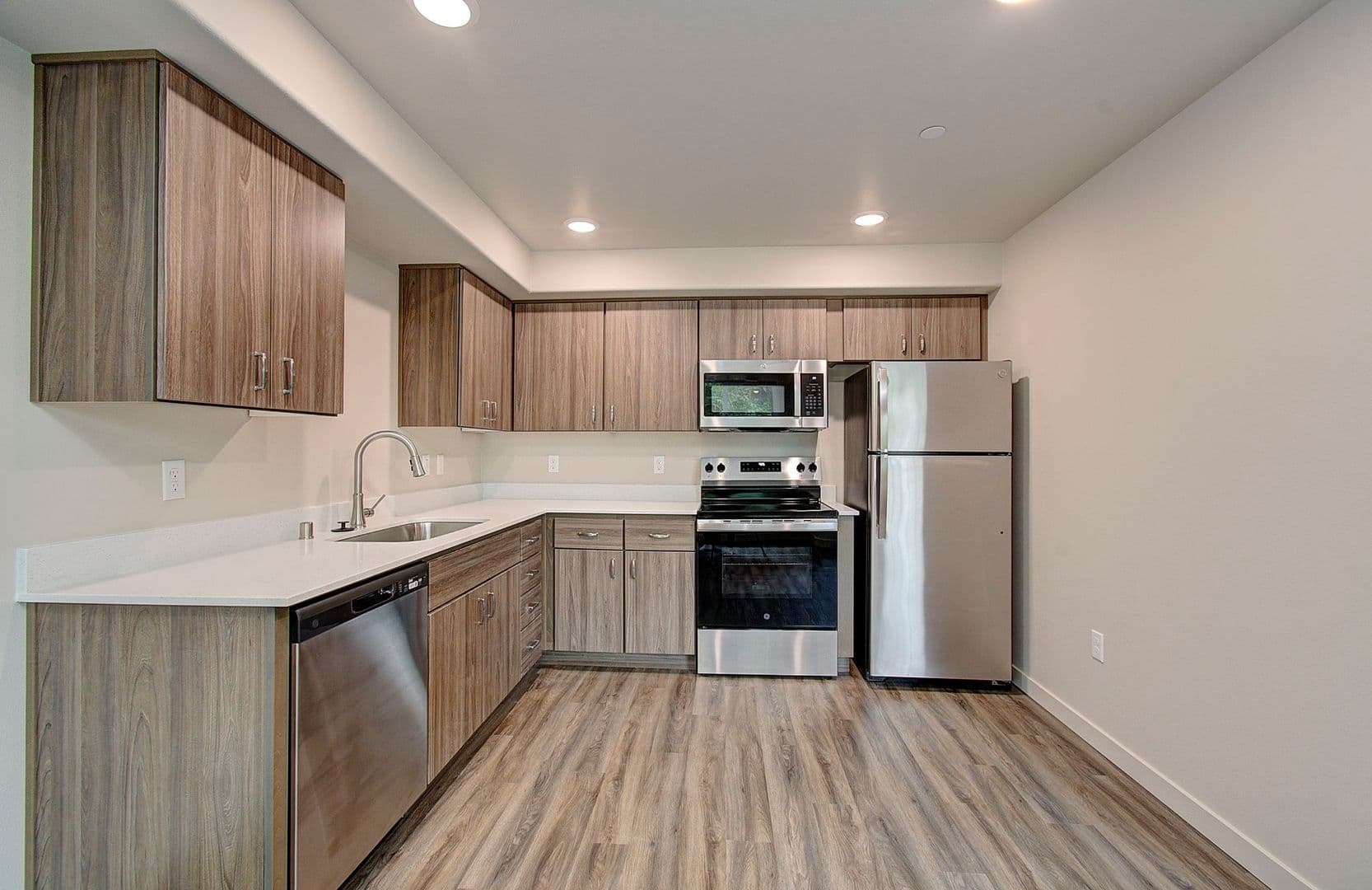 Vancouver Apartment: 404 NE 117 Avenue #102