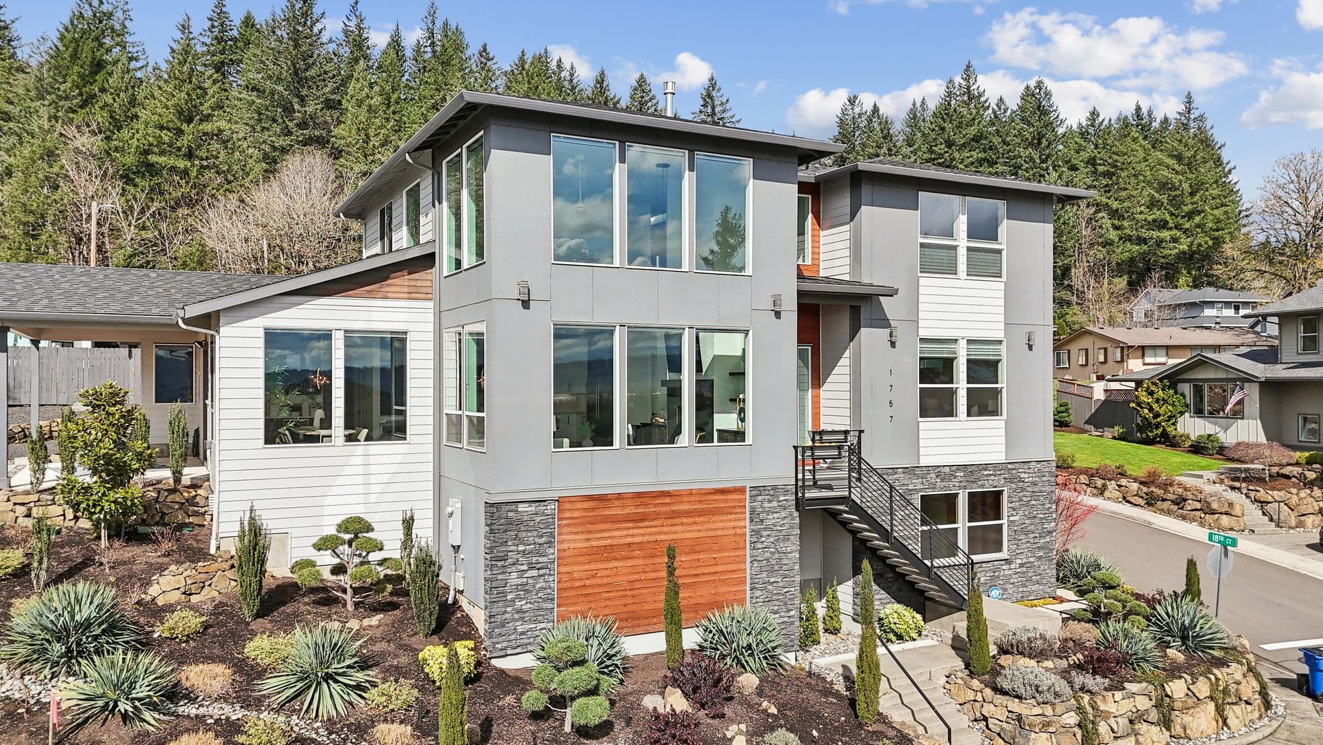 Washougal House: 1757 N Columbia Ridge Way