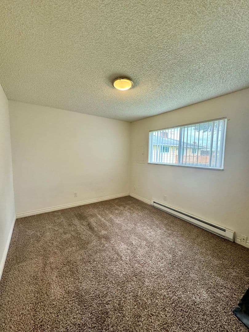 Longview Apartment: 944 33 Avenue