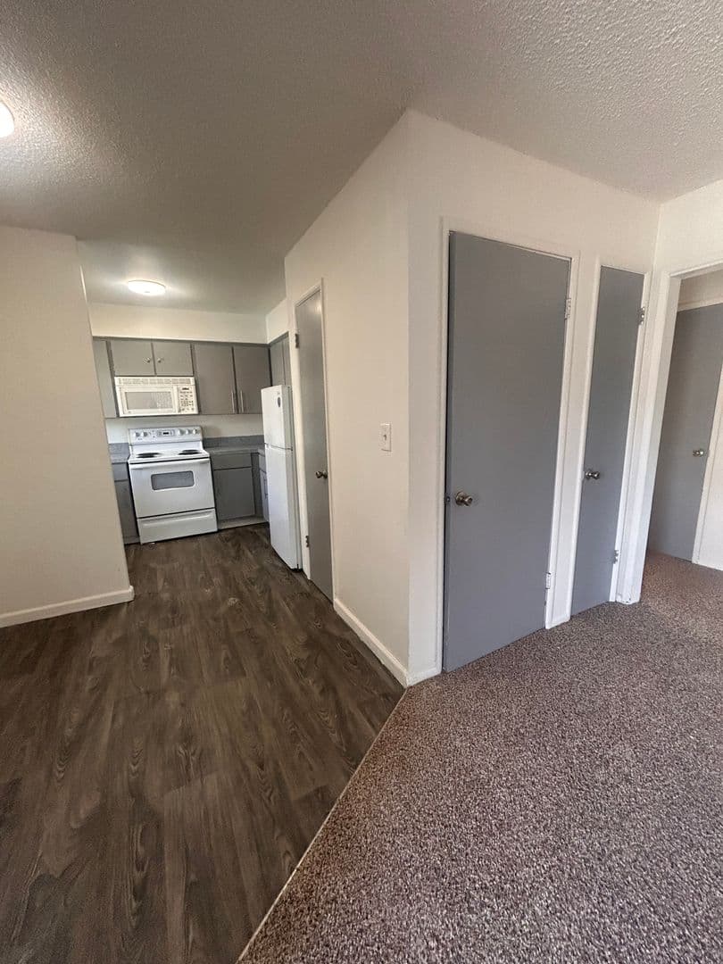 Longview Apartment: 1940 33 Avenue - 07
