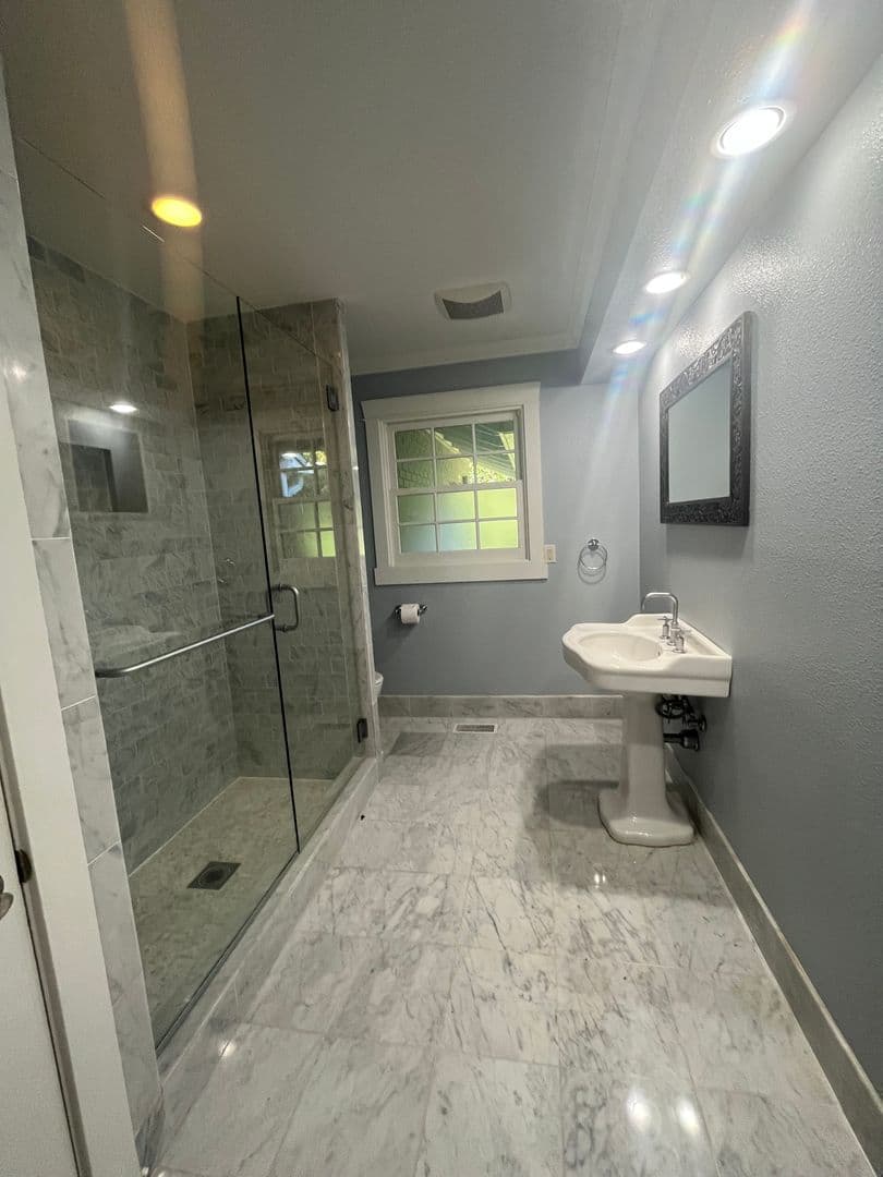 Vancouver House: 601 Rhododendron Drive
