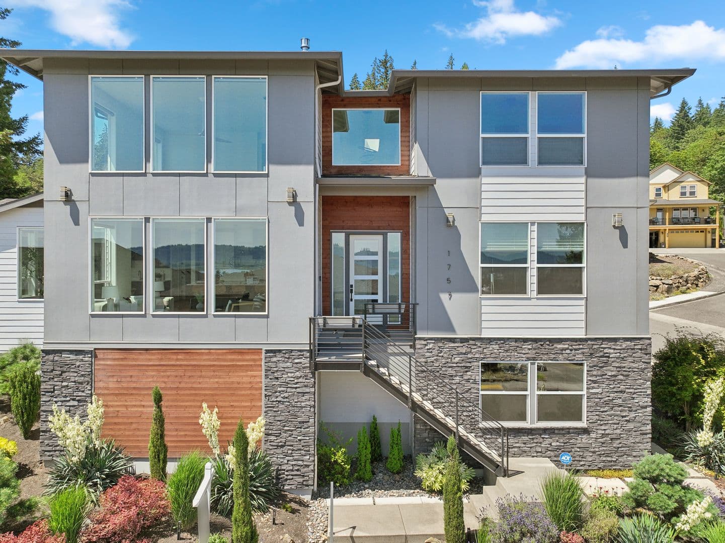 Washougal House: 1757 N Columbia Ridge Way