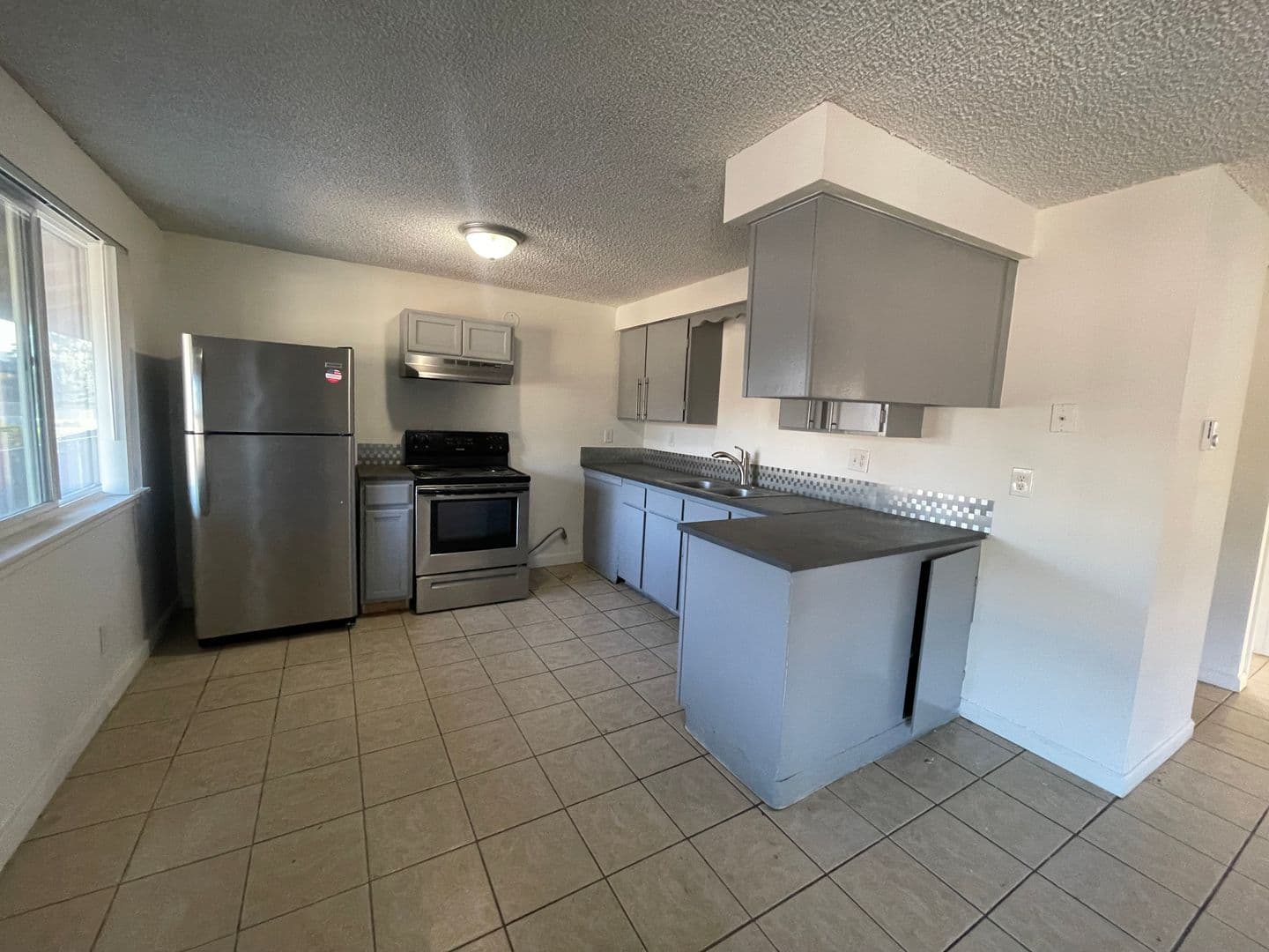 Longview Apartment: 944 33 Avenue