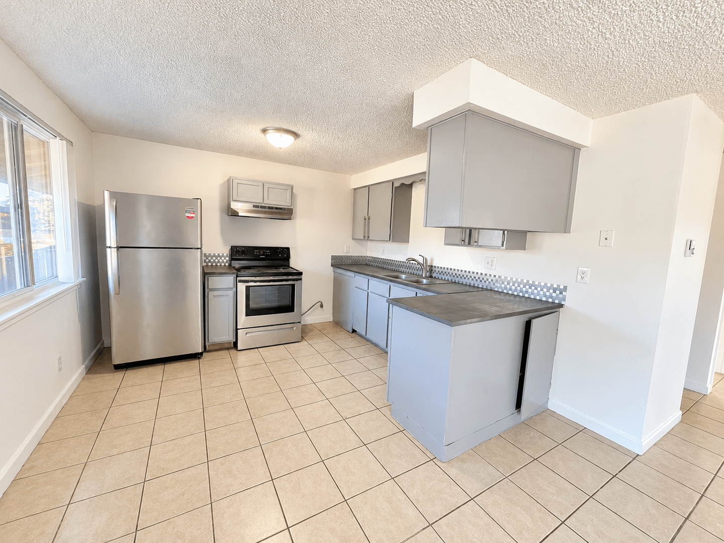 Longview Apartment: 944 33 Avenue-24