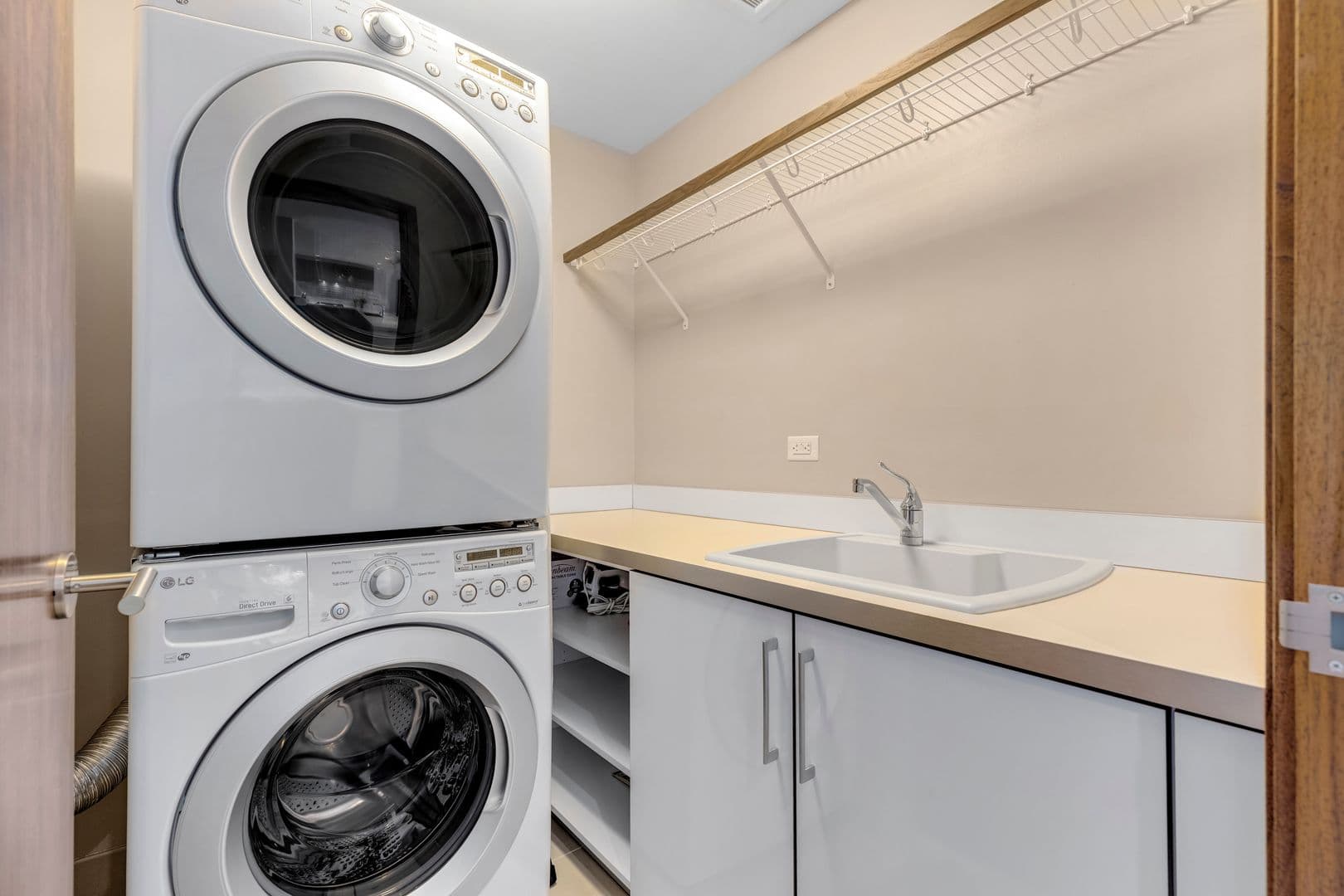 Honolulu Condo: 1555 Kapiolani Blvd. #1300